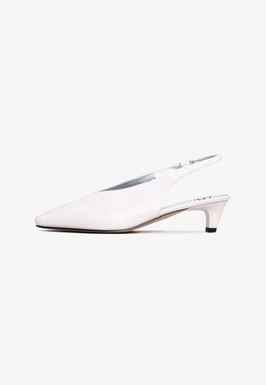 Bijela kožna slingback štikla s oštrim vrhom, niskom petom i srebrnom unutrašnjošću. Glatka tekstura s minimalističkim dizajnerskim detaljima.