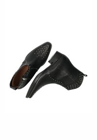 Botas de cuero negro hasta el tobillo con puntas afiladas, con tachuelas plateadas en los bordes y un tacón bajo cuadrado. Textura suave con un diseño minimalista.