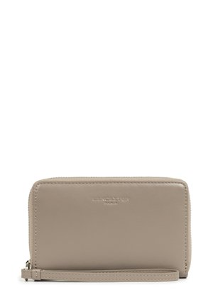 Portafoglio a polso rettangolare in pelle beige con chiusura a zip e logo "Lancaster Paris" in rilievo sul fronte.