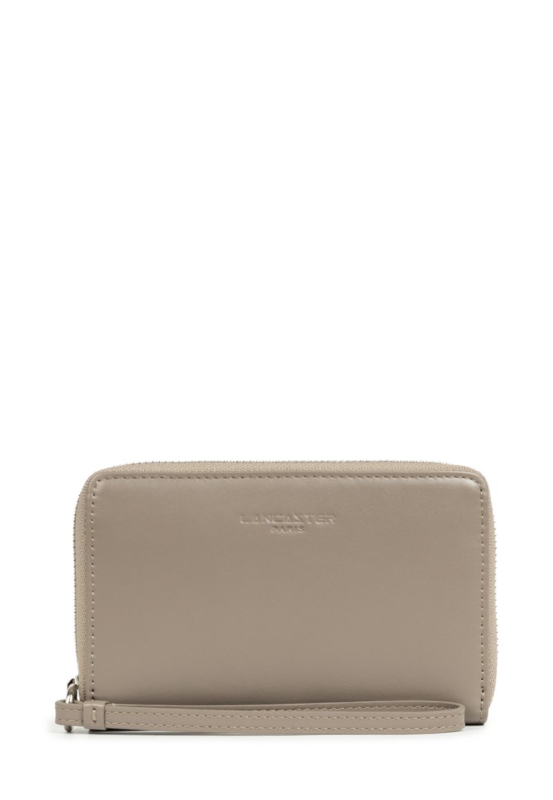 Portafoglio a polso rettangolare in pelle beige con chiusura a zip e logo "Lancaster Paris" in rilievo sul fronte.