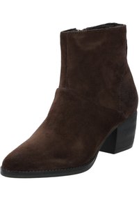 Botín de ante marrón hasta el tobillo con punta afilada, diseño curvado y tacón bajo en forma de bloque. Cuenta con una cremallera lateral para facilitar el uso.