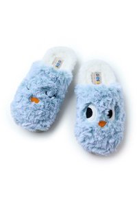 Zapatillas de felpa azules con una textura esponjosa que presentan un diseño de un pájaro de dibujos animados; un lado tiene los ojos cerrados y un pico naranja, y el otro un ojo abierto.