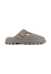 Chaussure grise en suède à enfiler avec une surface texturée, un bord en fourrure et une boucle réglable. Dotée d'une semelle moulée durable avec une traction.