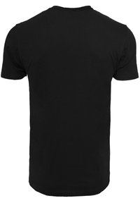 Zwarte katoenen t-shirt met korte mouwen, ronde hals en een gladde textuur; heeft een eenvoudige achterkant zonder grafische elementen of accenten.