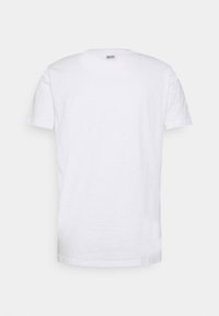 Weißes T-Shirt mit kurzen Ärmeln aus Baumwolle, mit einem runden Ausschnitt und einer glatten Textur. Keine Muster oder Akzente sichtbar.