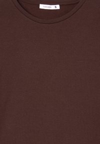 Brązowa koszulka z krótkim rękawem, wykonana z miękkiego, lekkiego materiału, z okrągłym dekoltem i prostym, bezszwowymi wzorem. Metka pokazuje markę "Terranova" i rozmiar "S."