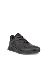 Sneaker in pelle nera con lacci, collo imbottito e suola in gomma texturizzata, vista angolata su sfondo bianco.