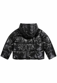 Černá prošívaná bunda s lesklým povrchem, zkráceným střihem, kapucí a horizontálním prošíváním. Na látce jsou loga jako zdobné prvky.