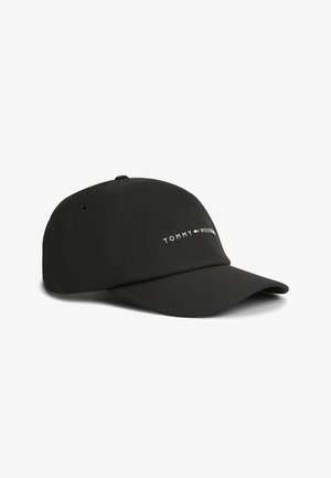 Gorra de béisbol negra con visera curva, texto bordado "Tommy Hilfiger" y pequeño logo rojo, blanco y azul en el panel delantero.