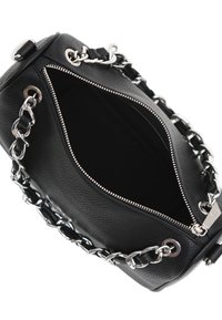 Borsa a tracolla in pelle nera con superficie testurizzata, dettagli in catena argentata e apertura con zip. L'interno è vuoto e non foderato.