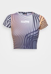 T-shirt raccourci en tissu lisse et extensible. Le design présente un dégradé de violet à orange avec des motifs circulaires. Logo Ellesse au centre.