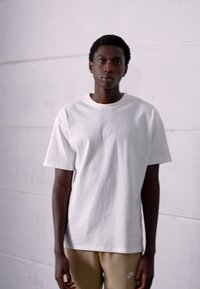 Nike Sportswear TEE - Paprasti marškinėliai - white