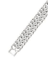 Strieborný reťazový náramok so prepojenými srdcovými článkami osadenými malými čírymi kamienkami, so jednoduchým prackovým zapínaním.