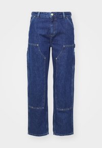 Pantalones de carpintero de mezclilla azul con múltiples bolsillos, cierre de botón, pasadores para cinturón y diseño de pierna recta.