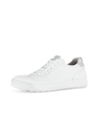 Witte sneaker met een gladde leren bovenkant, zilveren accenten op de hiel, een ronde neus en een gestreepte rubberen zool voor grip. Geknoopte ontwerp.
