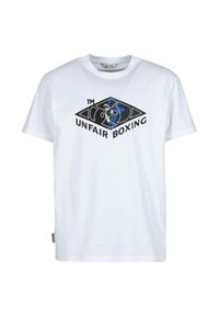 Balts kokvilnas T-krekls ar melnu un zilu grafiku, kurā ir teksts "UNFAIR BOXING" un vizuālie akcenti dimanta formā.