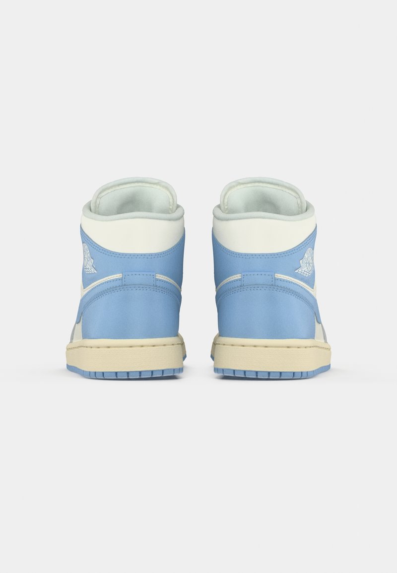 Une paire de baskets montantes en bleu clair et blanc, présentée de dos sur un fond blanc uni.