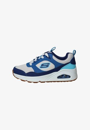 Witte en blauwe sportschoen met zichtbare luchtvering, vetersluiting aan de voorkant en een "S"-logo aan de zijkant, ontworpen voor casual sportkleding.