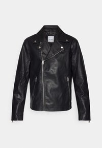 Czarna skórzana kurtka motocyklowa z asymetrycznym zamkiem z przodu, srebrnymi zatrzaskami na kołnierzu oraz zamkami błyskawicznymi na bocznych kieszeniach i mankietach.