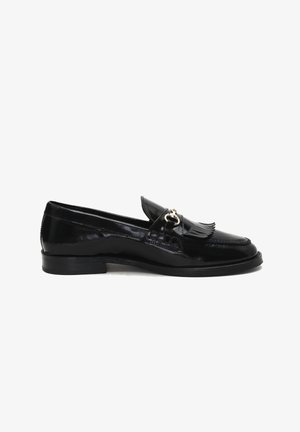 Schwarze Lederloafers mit glänzender Oberfläche, die eine gefranste Akzentuierung und goldene Hardware-Details auf dem Obermaterial aufweisen, mit einer flachen Sohle.