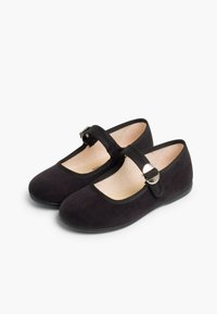Scarpe Mary Jane in suede nero con suola piatta, punta arrotondata e un cinturino regolabile con fibbia in tonalità argentata. Interno morbido.