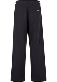 Pantalones de pierna ancha negros con dos bolsillos traseros, fabricados en un tejido suave. Presentan un sutil bordado del logo cerca de la cintura.