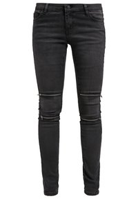 Vaqueros pitillo de mezclilla negra con cremalleras en las rodillas, cinco bolsillos y una cinturilla clásica con cierre de botón. Textura suave.