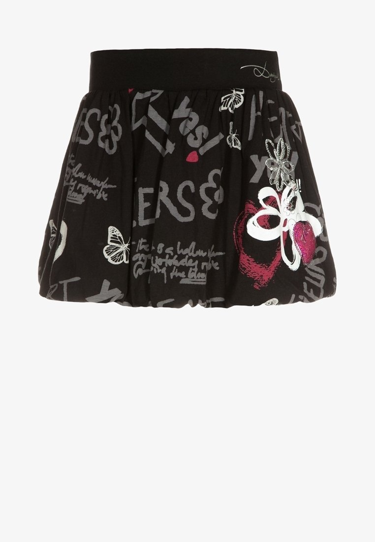Jupe en tissu noir avec des textes et motifs graphiques en blanc, gris et rouge, ornée d'accents brodés de papillons et d'un cœur.