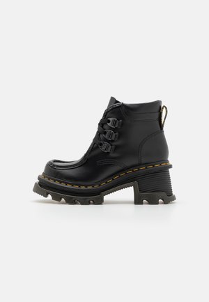 Dr. Martens, Boots à talons - black