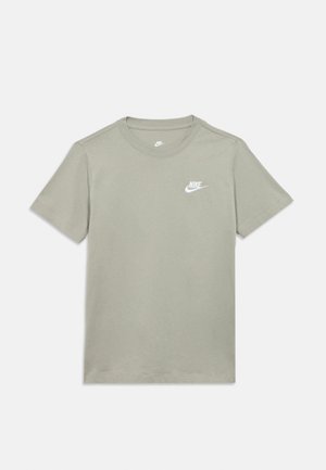 Camiseta de algodón verde claro con cuello redondo y mangas cortas. Presenta un pequeño logo blanco de Nike en el pecho izquierda.