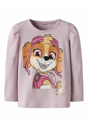 Chemise rose clair à manches longues pour tout-petit, présentant un chien de dessin animé souriant portant des lunettes de pilote roses et un badge sur son collier.