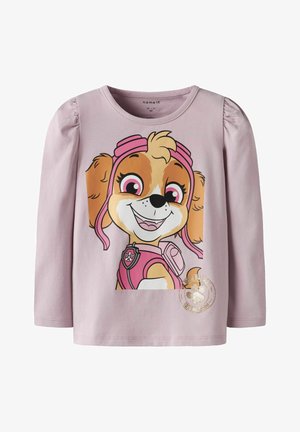 Chemise rose clair à manches longues pour tout-petit, présentant un chien de dessin animé souriant portant des lunettes de pilote roses et un badge sur son collier.