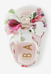 Baker by Ted Baker FLORAL PADDERS - Obuv pre bábätká - white