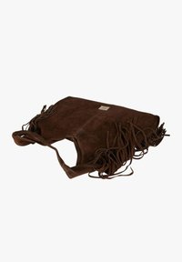 Borsa tote in camoscio marrone con lunghe frange su entrambi i lati. Presenta due manici morbidi e una piccola etichetta sul davanti.