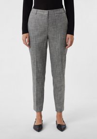 Grijs geblokte op maat gemaakte broeken met een slim fit, voorzien van een platte voorkant, riemlussen en een gladde textuur. Gecombineerd met zwarte puntige flats.