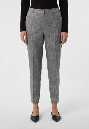 Pantalons tailleur à carreaux gris avec une coupe slim, présentant un devant plat, des passants de ceinture et une texture lisse. Associés à des ballerines noires à bout pointu.