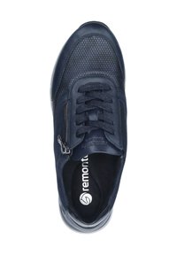 Sneaker blu con tomaia in rete testurizzata, dettagli in pelle, lacci frontali, zip laterale e suola ammortizzata. Presenta un logo sulla soletta.