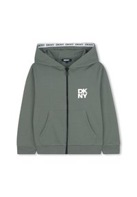 Sweat à zip vert en tissu doux, avec une fermeture éclair noire, deux poches avant et un logo "DKNY" blanc sur la poitrine gauche.