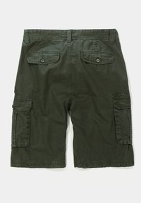 Shorts cargo vert olive en tissu léger, dotés de deux poches arrière, de deux poches latérales et de bords cousus.