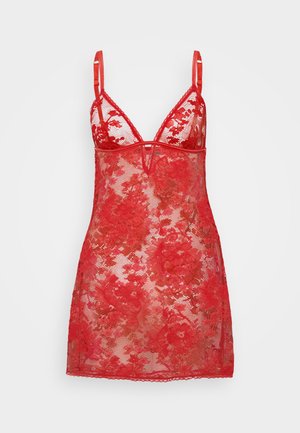 Punainen pitsinen negligee, jossa on läpinäkyvä kukkakuosi, kolmiomuotoiset kupit, säädettävät olkaimet ja aallotetut reunat helmassa.