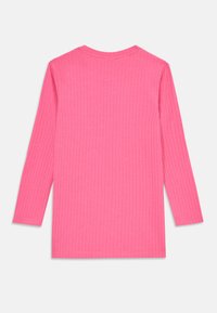 Dlhý rukáv top v jasne ružovej farbe, rebrovaná textúra, okrúhly výstrih, rovný lem a zadný pohľad ukazujúci hladkú látku bez akýchkoľvek ozdôb.