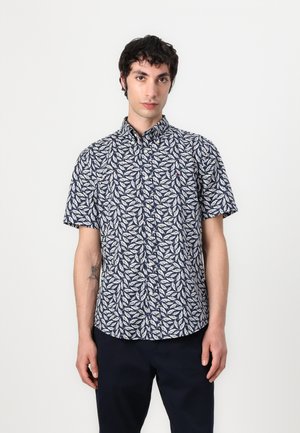Chemise à manches courtes bleu marine avec un motif de feuilles blanches, fabriquée en tissu léger, dotée d'un col classique et d'un ourlet arrondi.