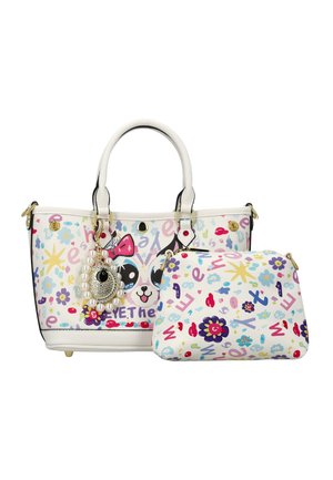 Geantă de mână albă și portofel asortat cu litere colorate, flori, buze și fața unui câine de desene animate împodobită cu o fundă roz și un talisman cu perlă.