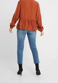 ONLY Petite Bluse - brown