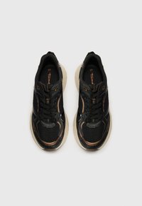 Sneaker nere in rete con accenti di rame, punta arrotondata e suola spessa di colore crema. Include lacci e logo sulla soletta. Taglia 37.