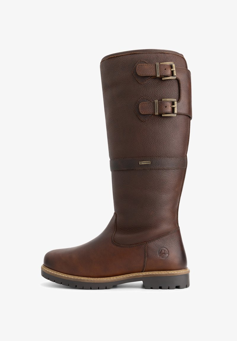 Hoge bruine leren laars met twee zijgespen, gestructureerde bovenkant, stevige zool en een klein rond reliëflogo nabij de hiel.