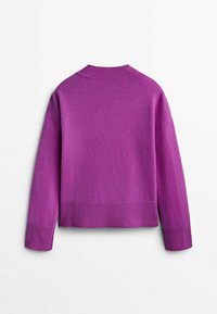 Maglione lavorato a maglia viola con orlo e polsini a costine, colletto standard e silhouette ampia, che mette in risalto una consistenza morbida.