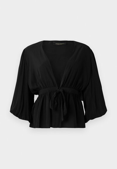 Must must märk kergest kangast, sügava V-kaelusega, laia varrukaga, taljes sidumisega ja laiadest servadest.