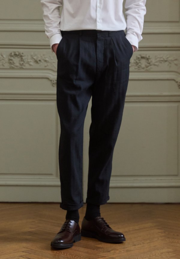 RELAXED CROP RON PANT - Trousers