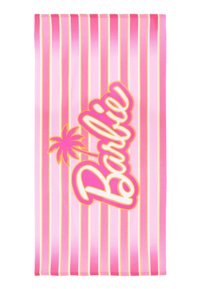 Różowy ręcznik w paski z dużym logo "Barbie" w bieli i �żółci oraz grafiką palmy obok. Gładka textura, żywe kolory.